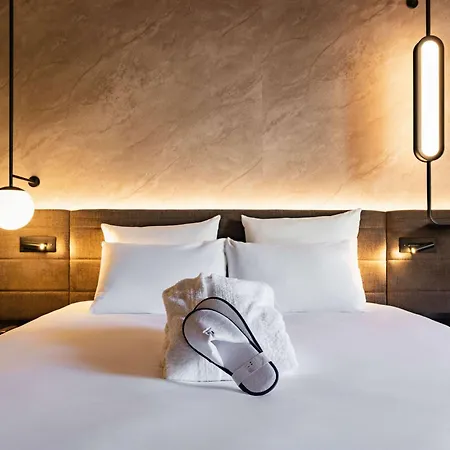 מלון Novotel Centre Cathedrale 4*