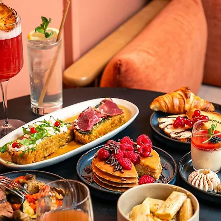Novotel Centre Cathedrale Hotel 4*